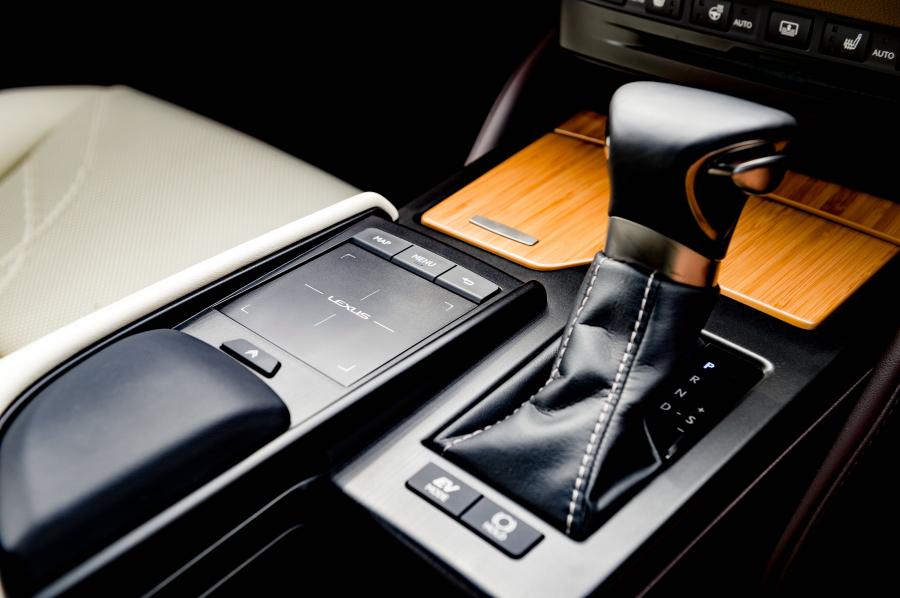 Детали интерьера Lexus ES300h 2018 года  (ZA) (фото 7 из 45)